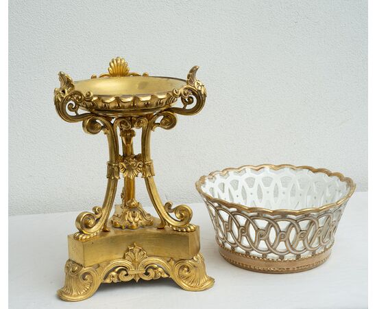 Centrotavola antico Napoleone III in bronzo dorato e porcellana di Meissen appartenente alla seconda metà del XIX secolo.