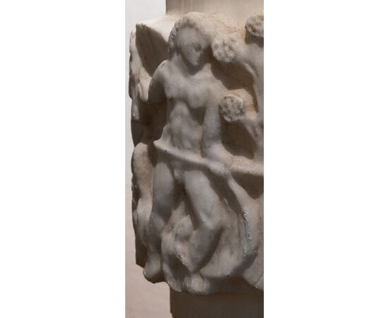 Altorilievo circolare in marmo con scena di caccia e corteo a cavallo - XVII/XVIII secolo