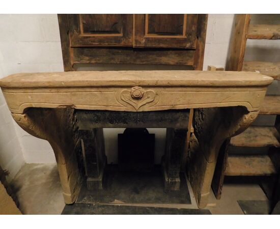 chp205 Burgundy stone fireplace. mis. cm 136 x h129, prof. cm 88 max     