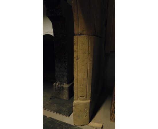 chp205  camino in pietra di Borgogna.  mis. cm 136 x h129, prof. cm 88 max