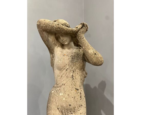 Scultura raffigurante figura femminile