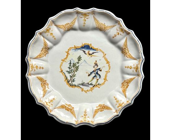 Piatto in maiolica decorato con personaggio in ambiente agreste.Manifattura Coppellotti.Lodi.