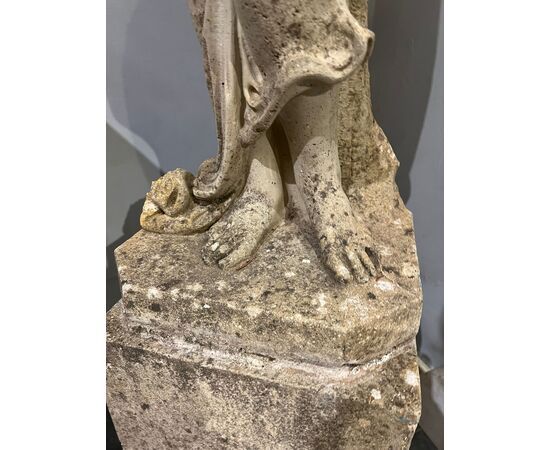 Scultura raffigurante figura femminile