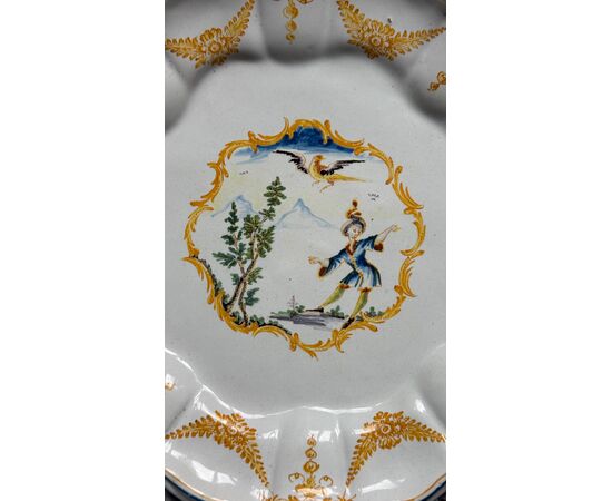 Piatto in maiolica decorato con personaggio in ambiente agreste.Manifattura Coppellotti.Lodi.