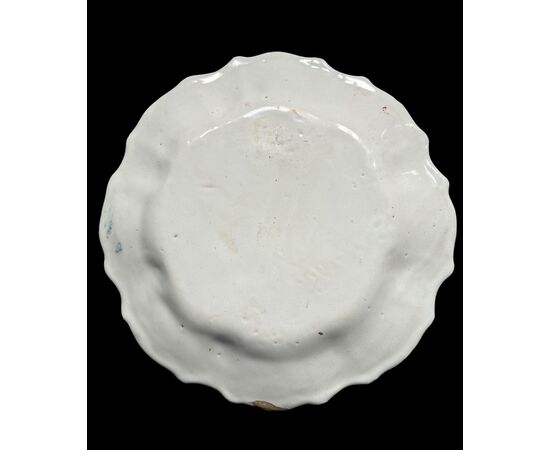 Piatto in maiolica decorato con personaggio in ambiente agreste.Manifattura Coppellotti.Lodi.