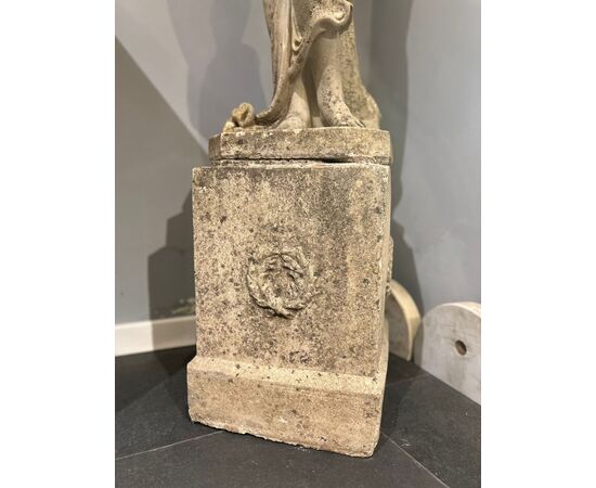 Scultura raffigurante figura femminile