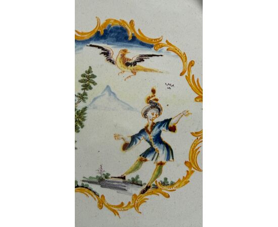 Piatto in maiolica decorato con personaggio in ambiente agreste.Manifattura Coppellotti.Lodi.