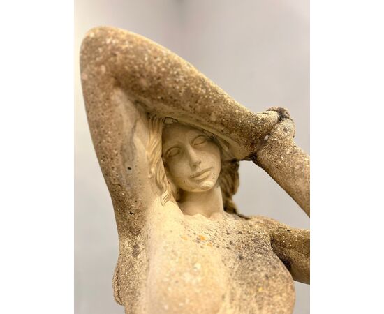 Scultura raffigurante figura femminile