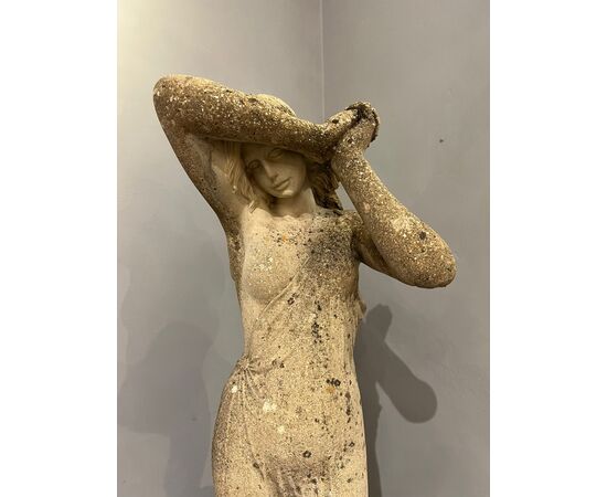 Scultura raffigurante figura femminile