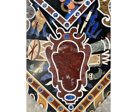 
Tavolo in marmo intarsiato con base in ferro forgiato