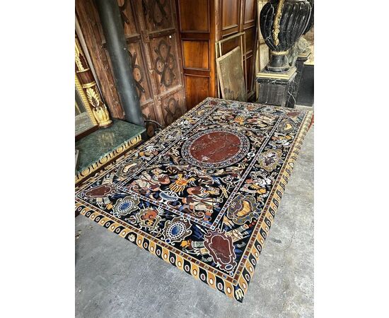 
Tavolo in marmo intarsiato con base in ferro forgiato