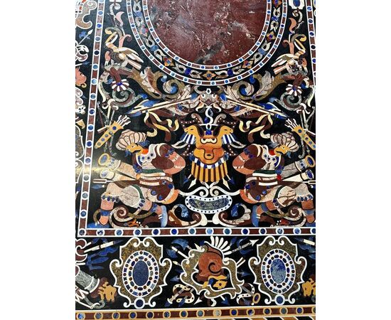 
Tavolo in marmo intarsiato con base in ferro forgiato