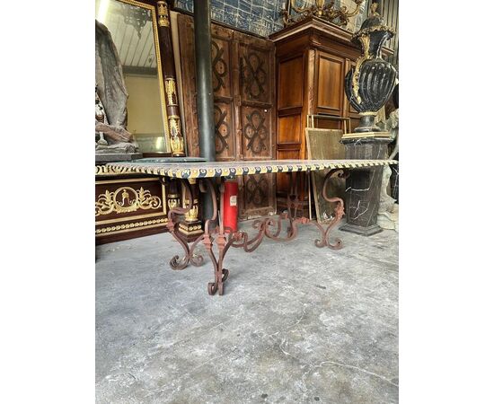 
Tavolo in marmo intarsiato con base in ferro forgiato