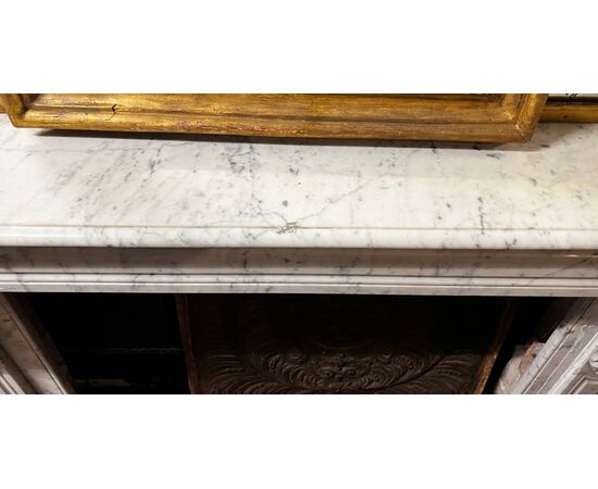 CHM602 - Antique Carrara white marble fireplace, 19th century, measures cm L 133 x D 35 x H 100