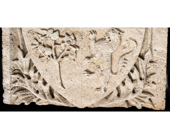 Stemma nobiliare vescovile in pietra - XV secolo