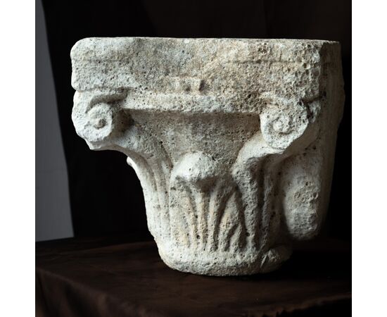 Capitello in pietra scolpito - XIV secolo
