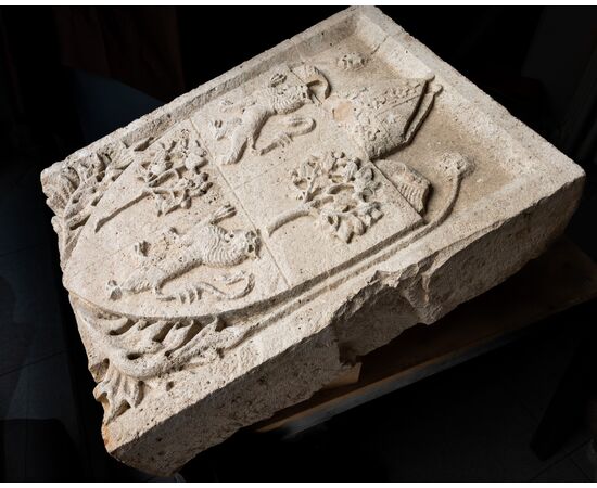 Stemma nobiliare vescovile in pietra - XV secolo