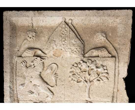 Stemma nobiliare vescovile in pietra - XV secolo