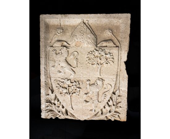 Stemma nobiliare vescovile in pietra - XV secolo