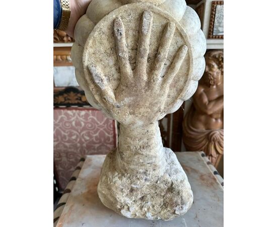 
Acquasantiera barocca in marmo con mano scolpita – XVII secolo