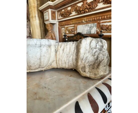 
Acquasantiera barocca in marmo con mano scolpita – XVII secolo