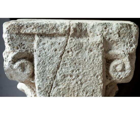 Capitello in pietra scolpito - XIV secolo