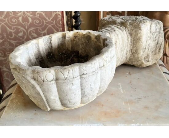 
Acquasantiera barocca in marmo con mano scolpita – XVII secolo