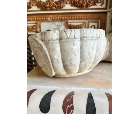 
Acquasantiera barocca in marmo con mano scolpita – XVII secolo