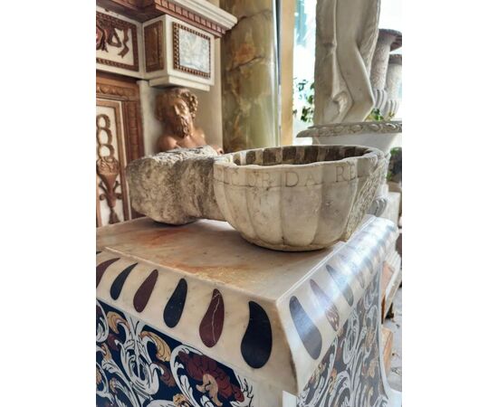 
Acquasantiera barocca in marmo con mano scolpita – XVII secolo