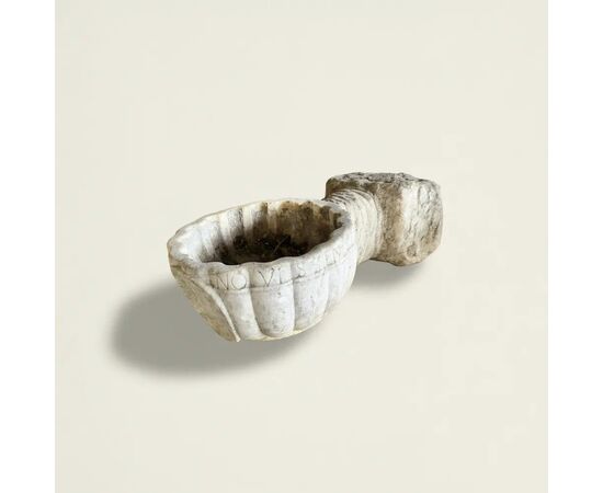 
Acquasantiera barocca in marmo con mano scolpita – XVII secolo