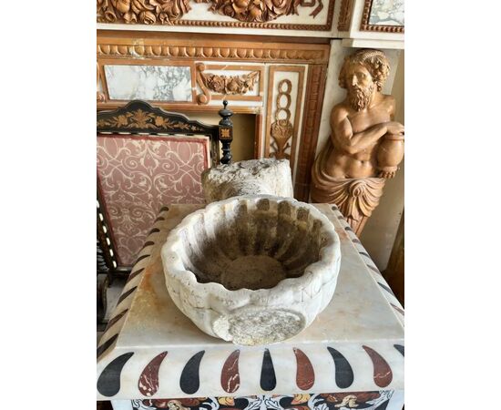 
Acquasantiera barocca in marmo con mano scolpita – XVII secolo