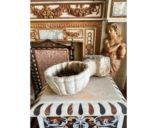 
Acquasantiera barocca in marmo con mano scolpita – XVII secolo