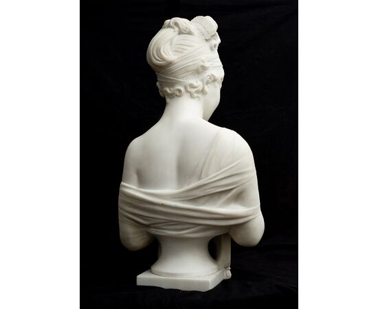Scultura antica in marmo bianco statuario raffigurante Madame Recamier. Francia XIX secolo.