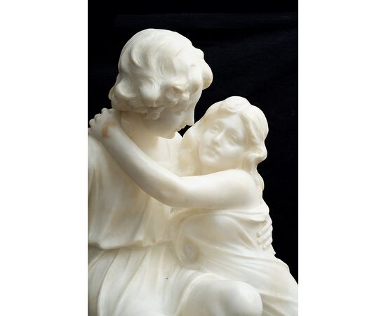 Scultura antica in alabastro raffigurante L'Amour. Francia XIX secolo.