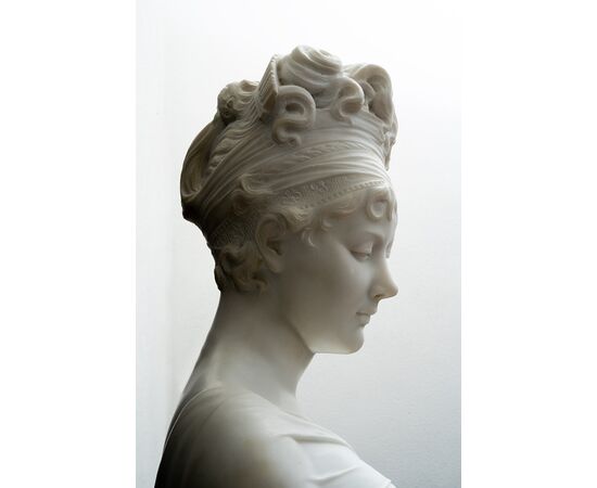 Scultura antica in marmo bianco statuario raffigurante Madame Recamier. Francia XIX secolo.
