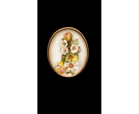 Bassorilievo ovale in porcellana con decoro floreale in rilievo.Capodimonte.