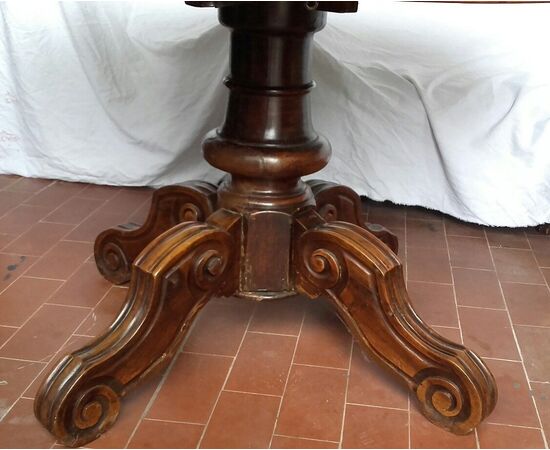 Round extending table     