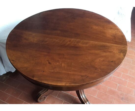 Round extending table     