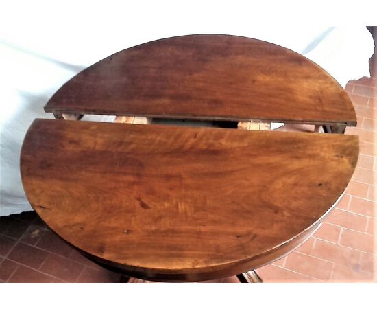 Round extending table     