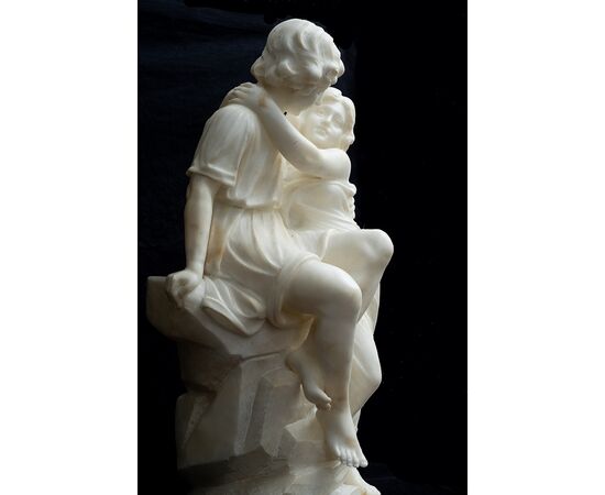 Scultura antica in alabastro raffigurante L'Amour. Francia XIX secolo.