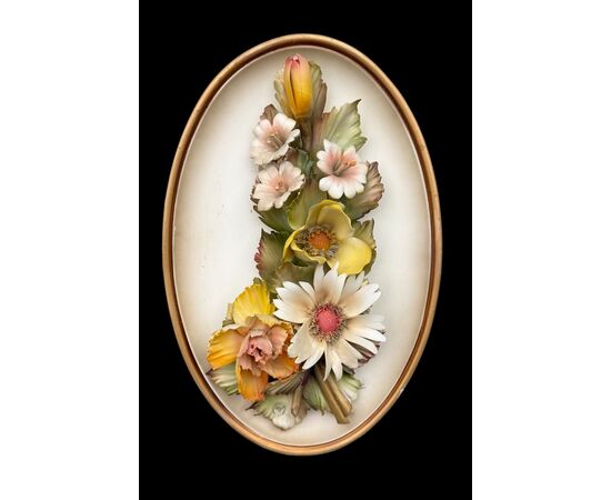 Bassorilievo ovale in porcellana con decoro floreale in rilievo.Capodimonte.