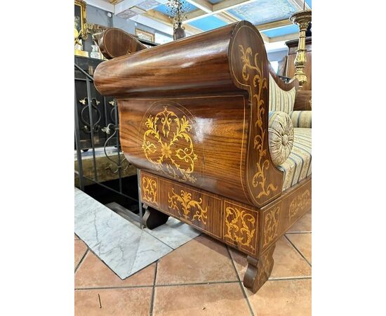 
Divano a Barca Carlo X in Legno Intarsiato – XIX Sec.