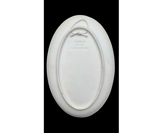Bassorilievo ovale in porcellana con decoro floreale in rilievo.Capodimonte.