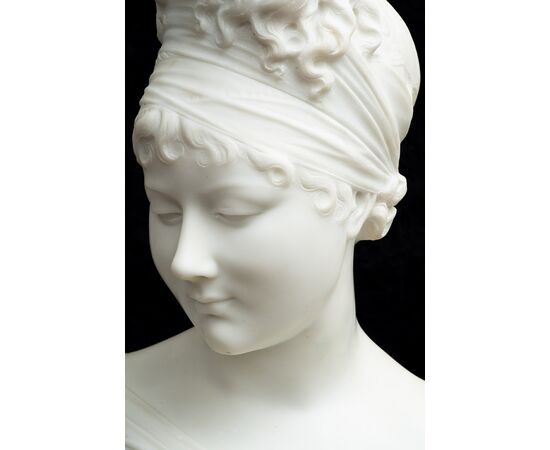 Scultura antica in marmo bianco statuario raffigurante Madame Recamier. Francia XIX secolo.