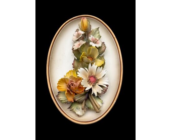 Bassorilievo ovale in porcellana con decoro floreale in rilievo.Capodimonte.