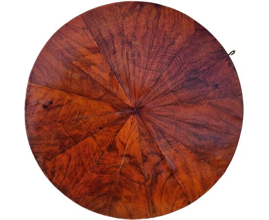 Venetian three-legged walnut table, inlaid top with segments – Early 19th century