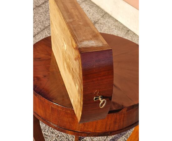 Venetian three-legged walnut table, inlaid top with segments – Early 19th century