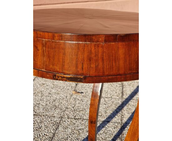 Venetian three-legged walnut table, inlaid top with segments – Early 19th century