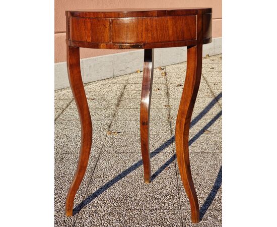 Venetian three-legged walnut table, inlaid top with segments – Early 19th century