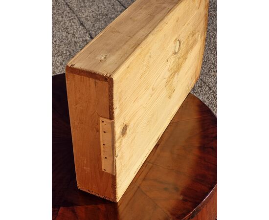 Venetian three-legged walnut table, inlaid top with segments – Early 19th century